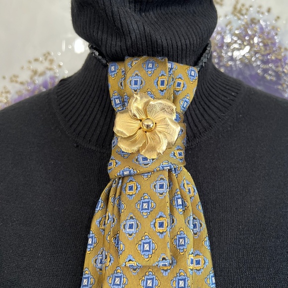 Up-cycled Woman Necktie With Vintage Gold Tone Domed Center Flower Brooch - Picture 3 of 15